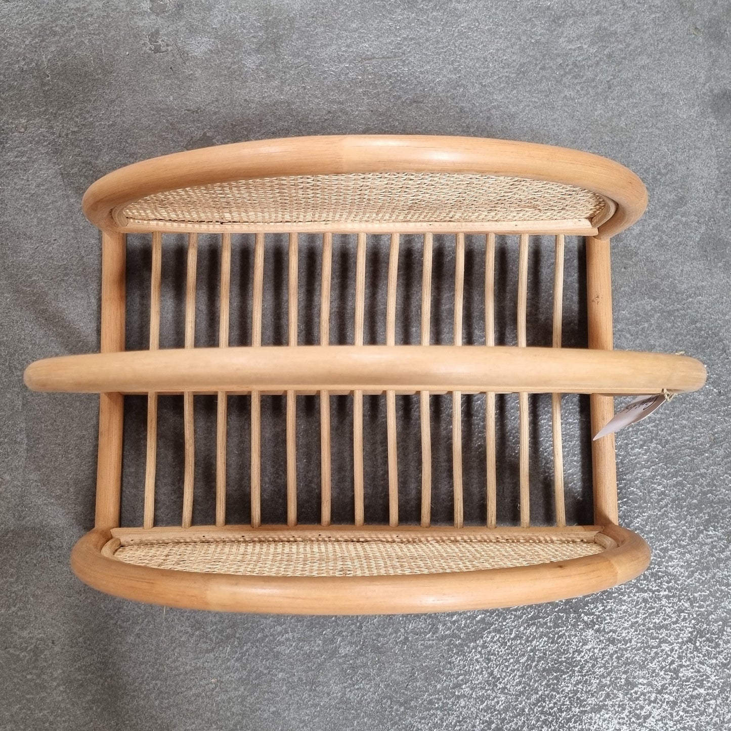 Bovenaanzicht van een rotan boho tijdschriftenhouder Alor