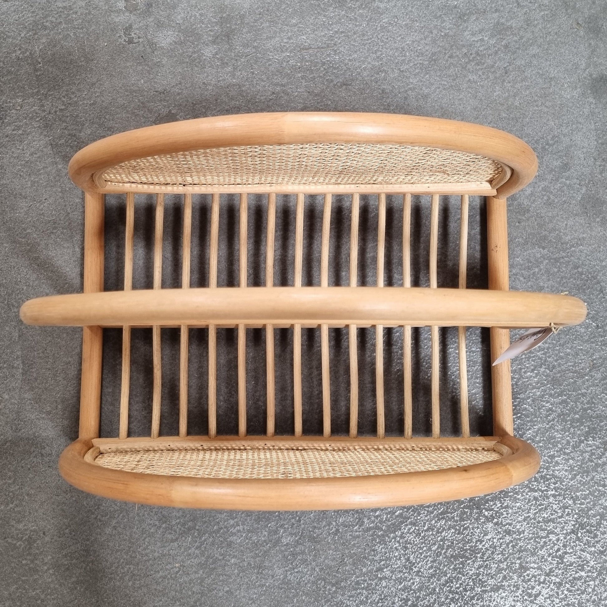 Bovenaanzicht van een rotan boho tijdschriftenhouder Alor