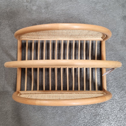 Bovenaanzicht van een rotan boho tijdschriftenhouder Alor