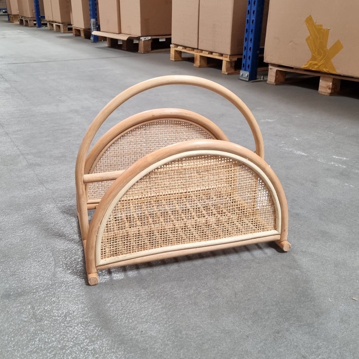 Zijaanzicht Rotan boho tijdschriftenhouder Alor in het magazijn