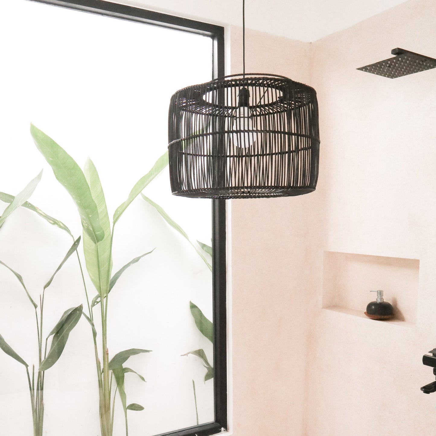 Rotan lampenkap Liku in woonkamer voor muurdecoratie