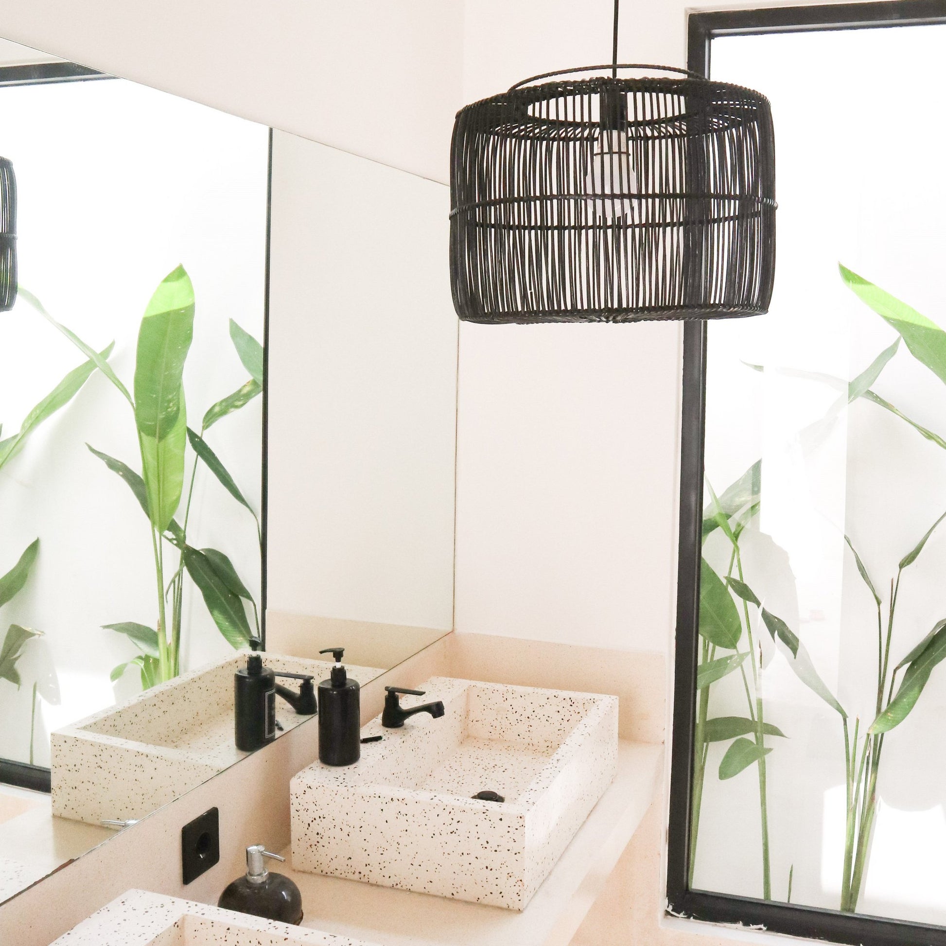 Rotan lampenkap Liku in een badkamer met zwarte accenten