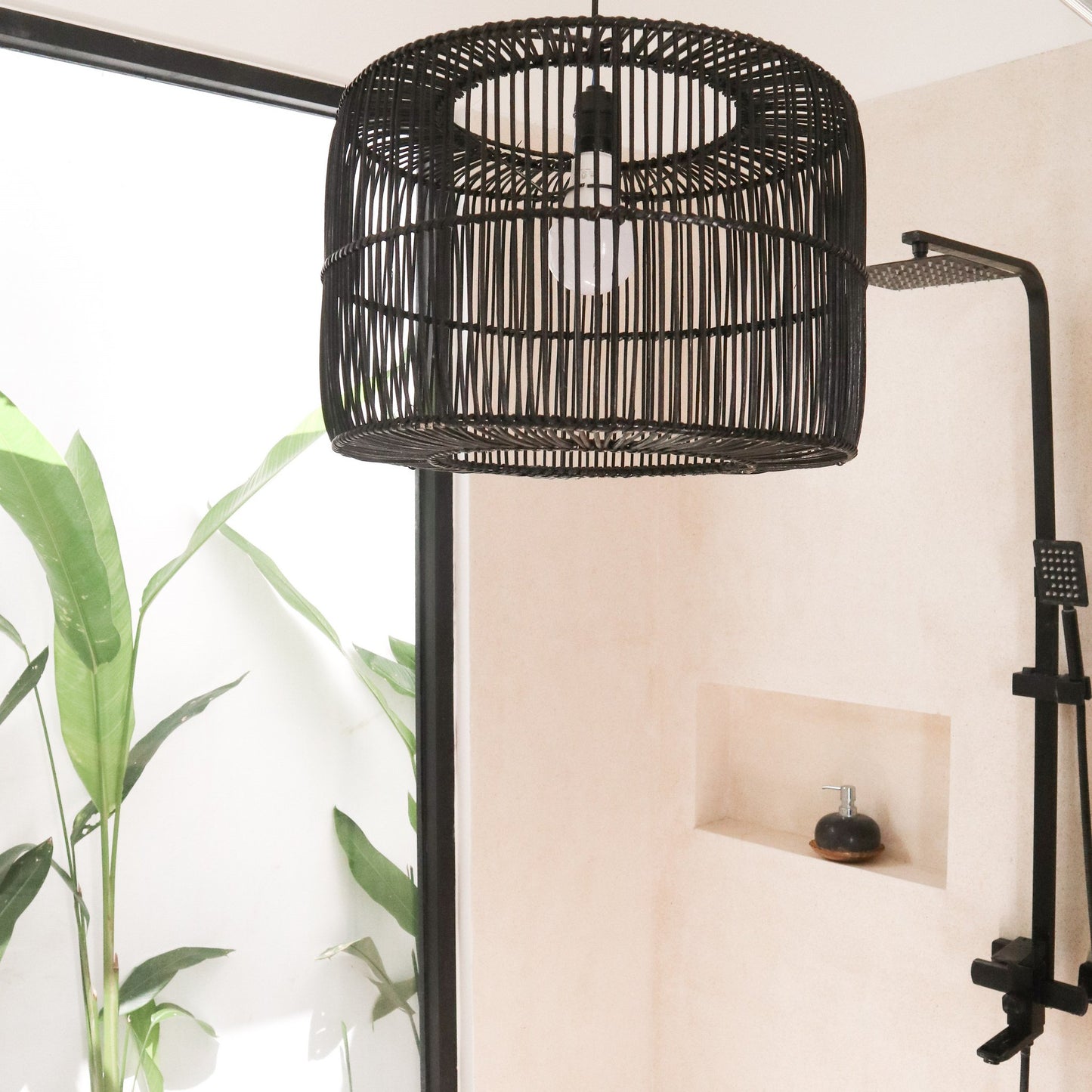 Rotan lampenkap Liku in een badkamer met zwarte accenten