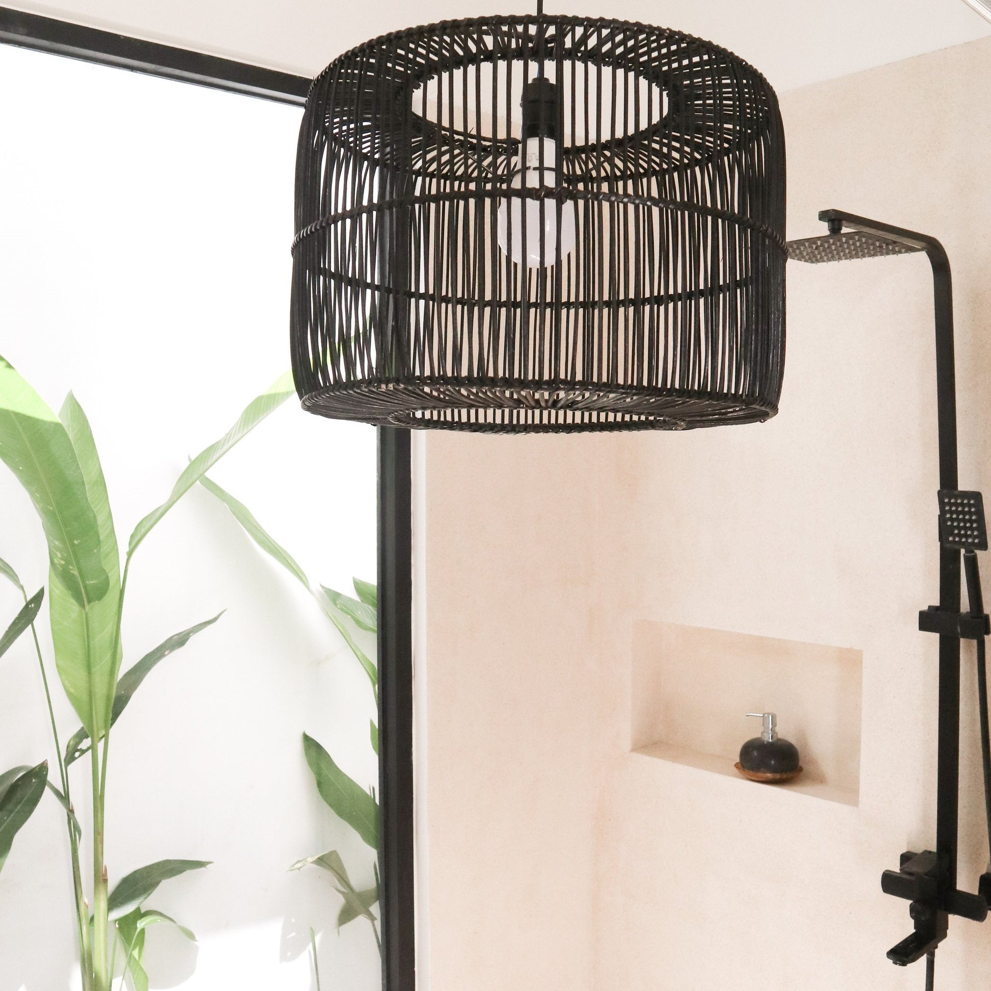 Rotan lampenkap Liku in een badkamer met zwarte accenten