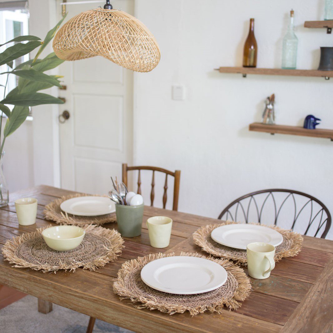 Rotan lampenkap Padma boven een aangeklede eettafel