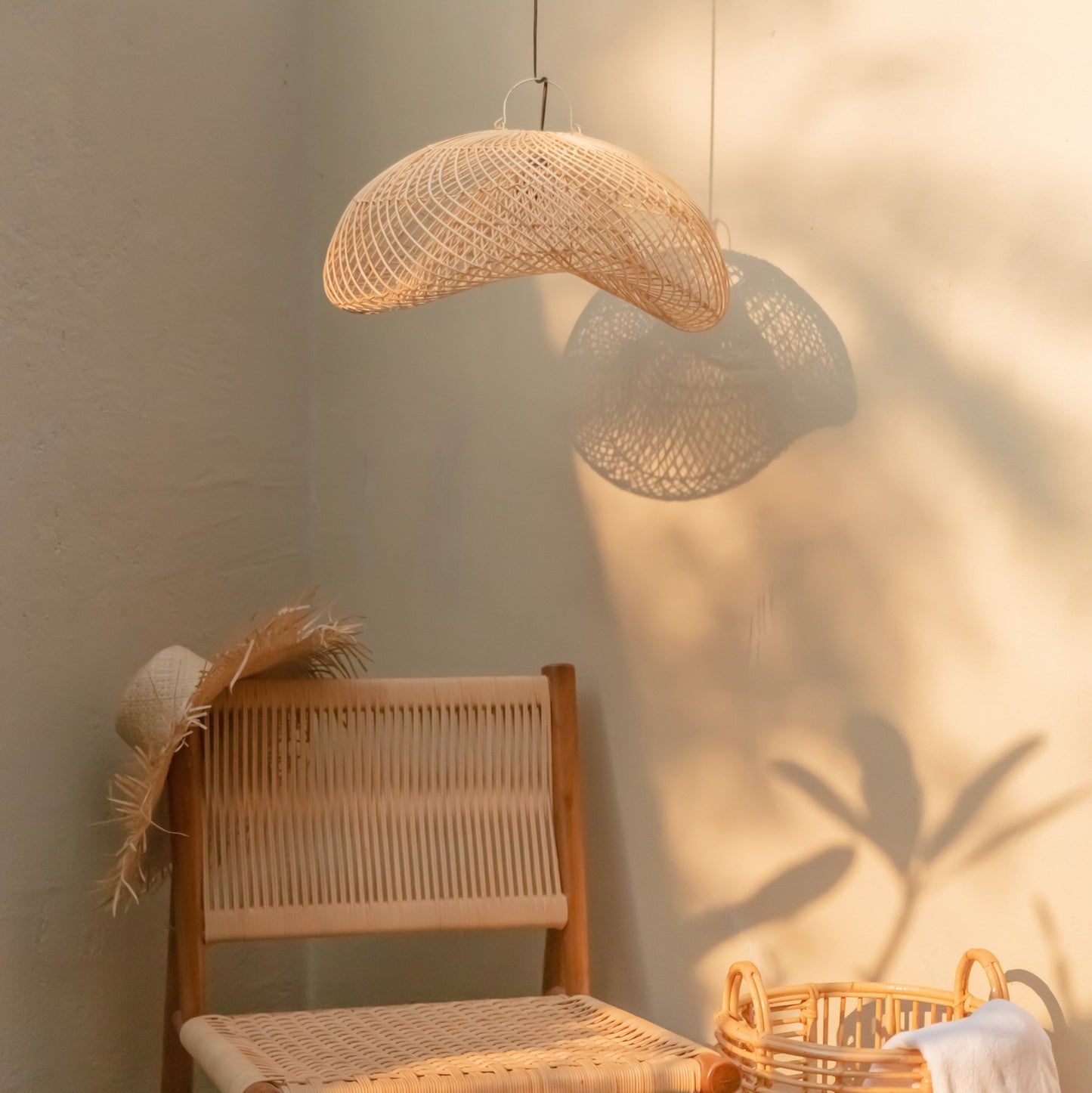 Rotan lampenkap Padma in een Ibiza stijl  aangekleed hoekje