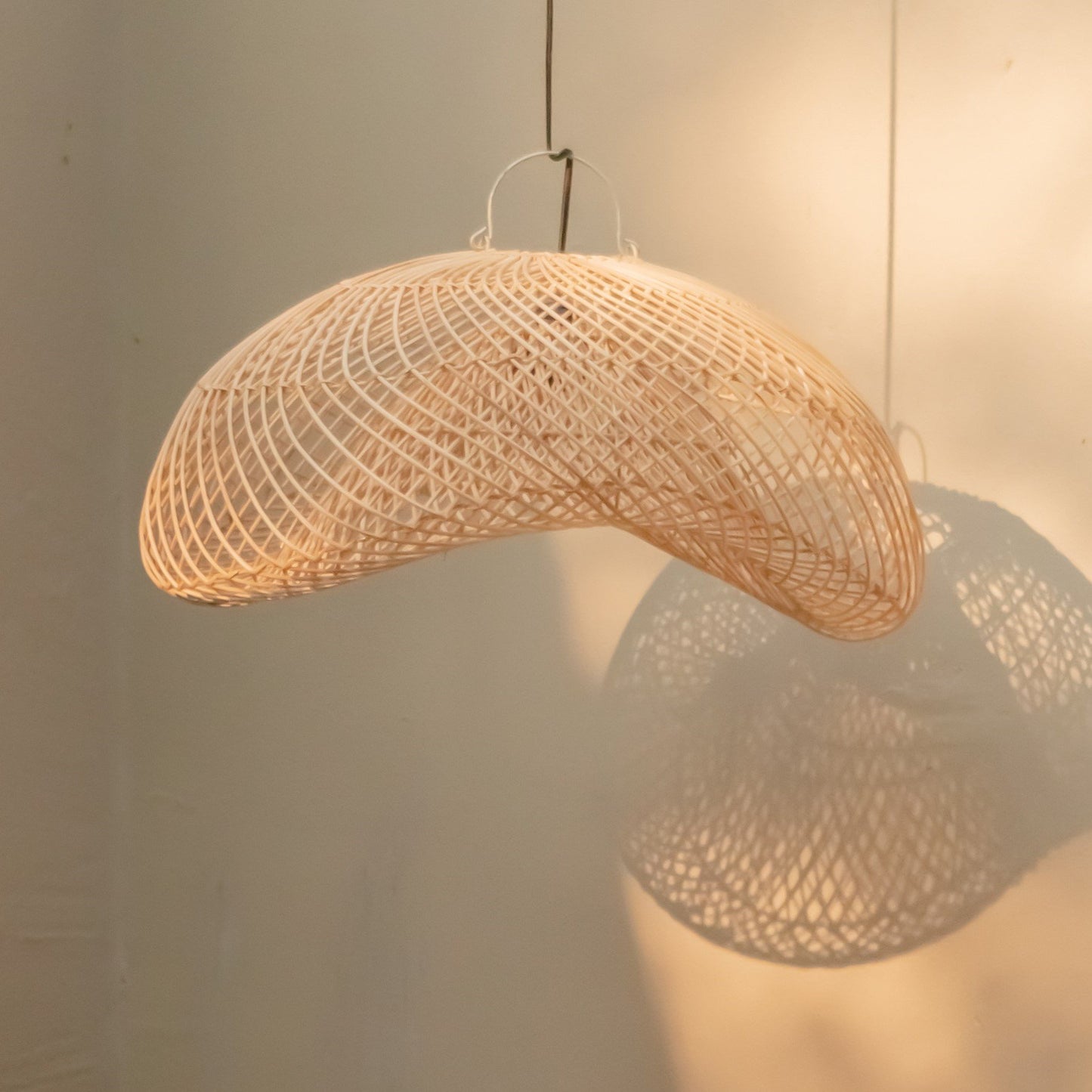 Rotan lampenkap Padma in het gouden uur 