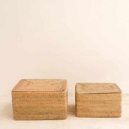 Twee rotan manden in verschillende formaten met dichte deksel