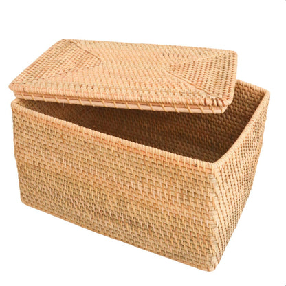Rotan mand met deksel Graha op wit achtergrond met deksel half open