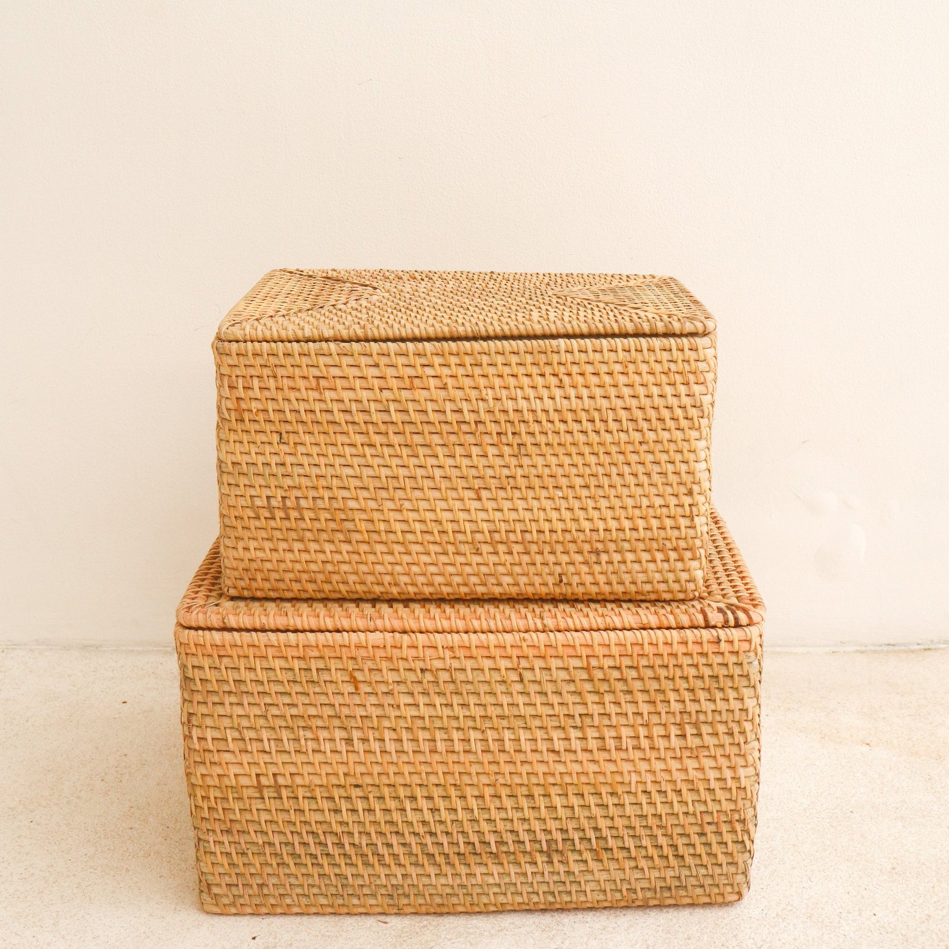 Twee rotan manden met dichte deksels op elkaar