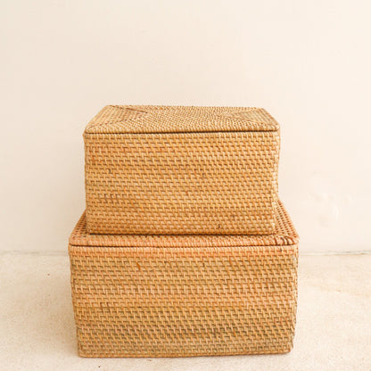 Twee rotan manden met dichte deksels op elkaar