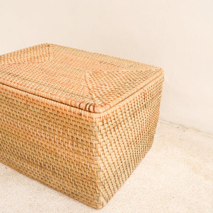 Detailfoto van een rotan mand met dichte deksel