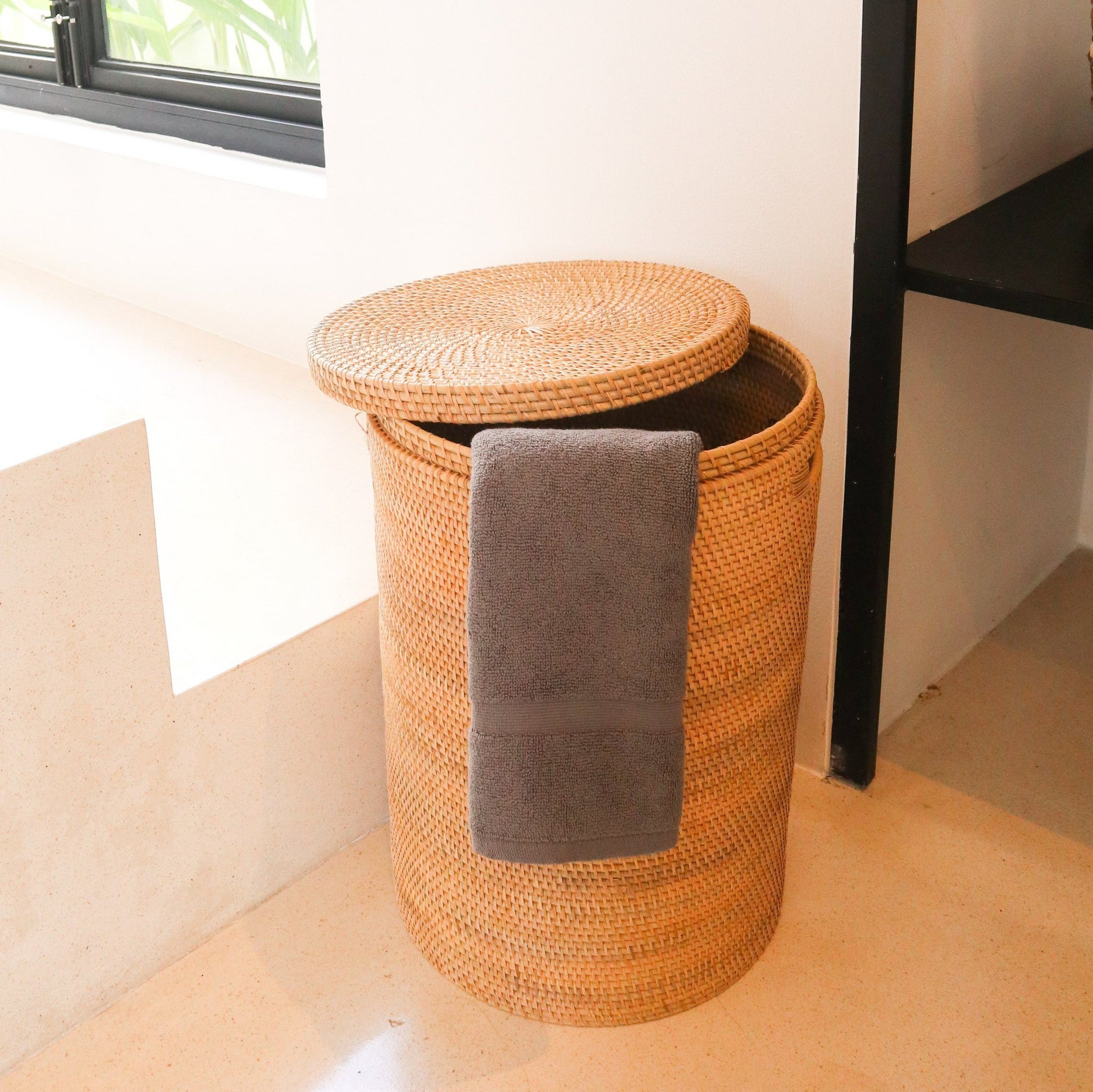 Rotan opbergmand wasmand Sari met een handdoek