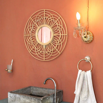 Rotan spiegel rond naturel 58 cm Putuk in rode badkamer met gouden details en stenen wasbak