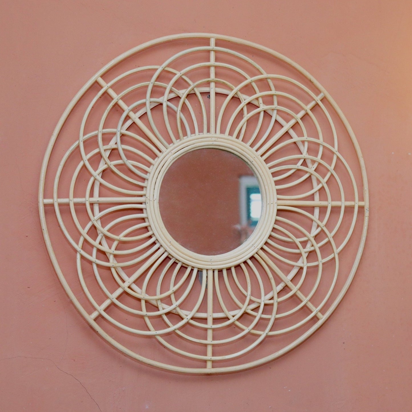 Rotan spiegel rond naturel 58 cm Putuk in rood interieur