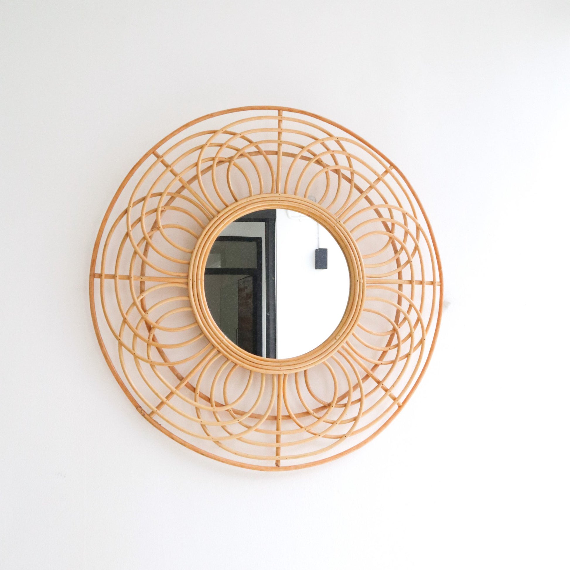 Rotan spiegel rond naturel 58 cm Putuk in witte hal