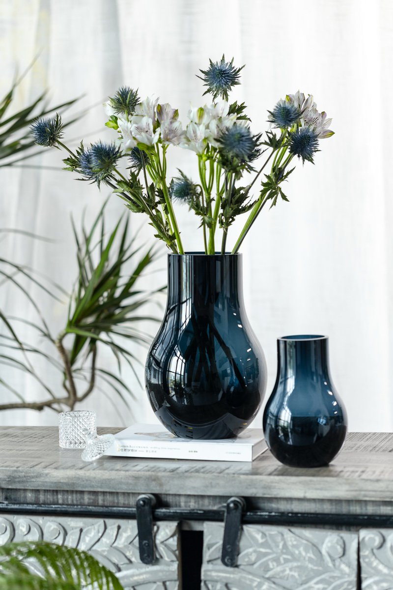 Sfeerfoto Davos blauwe glazen vaas met kleine vaas en bloemen