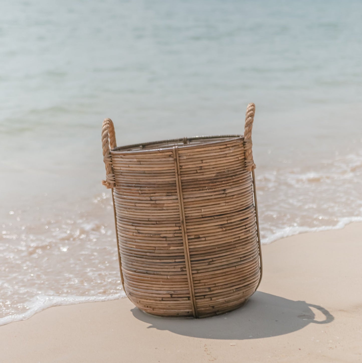 Sfeerfoto Geweven mand Otere op het strand
