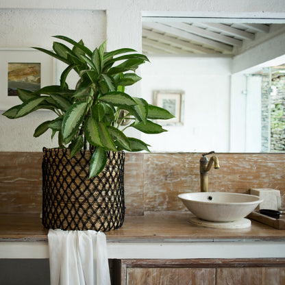 Sfeerfoto Geweven mand Pura met plant