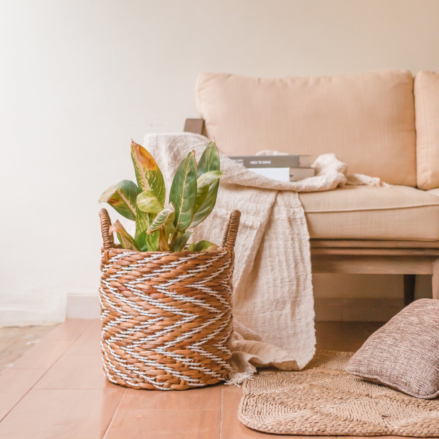 Sfeerfoto Geweven mand Yalimo met plant