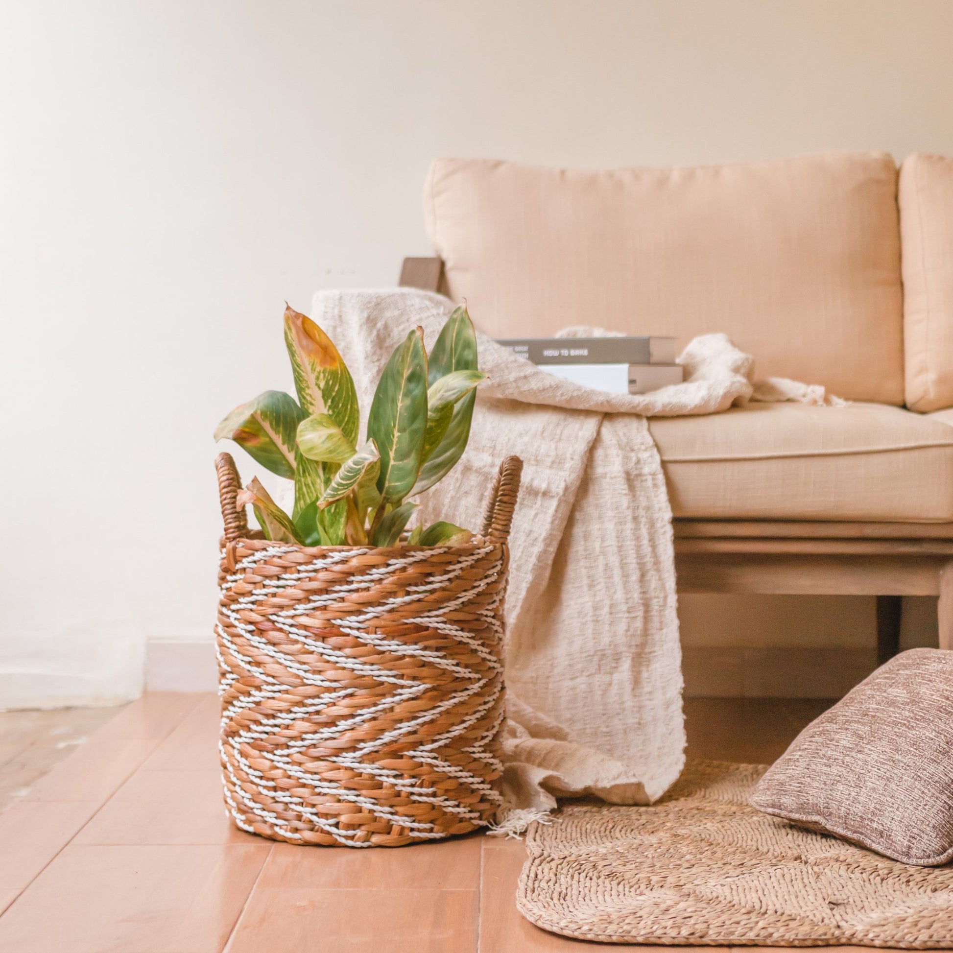 Sfeerfoto Geweven mand Yalimo met plant