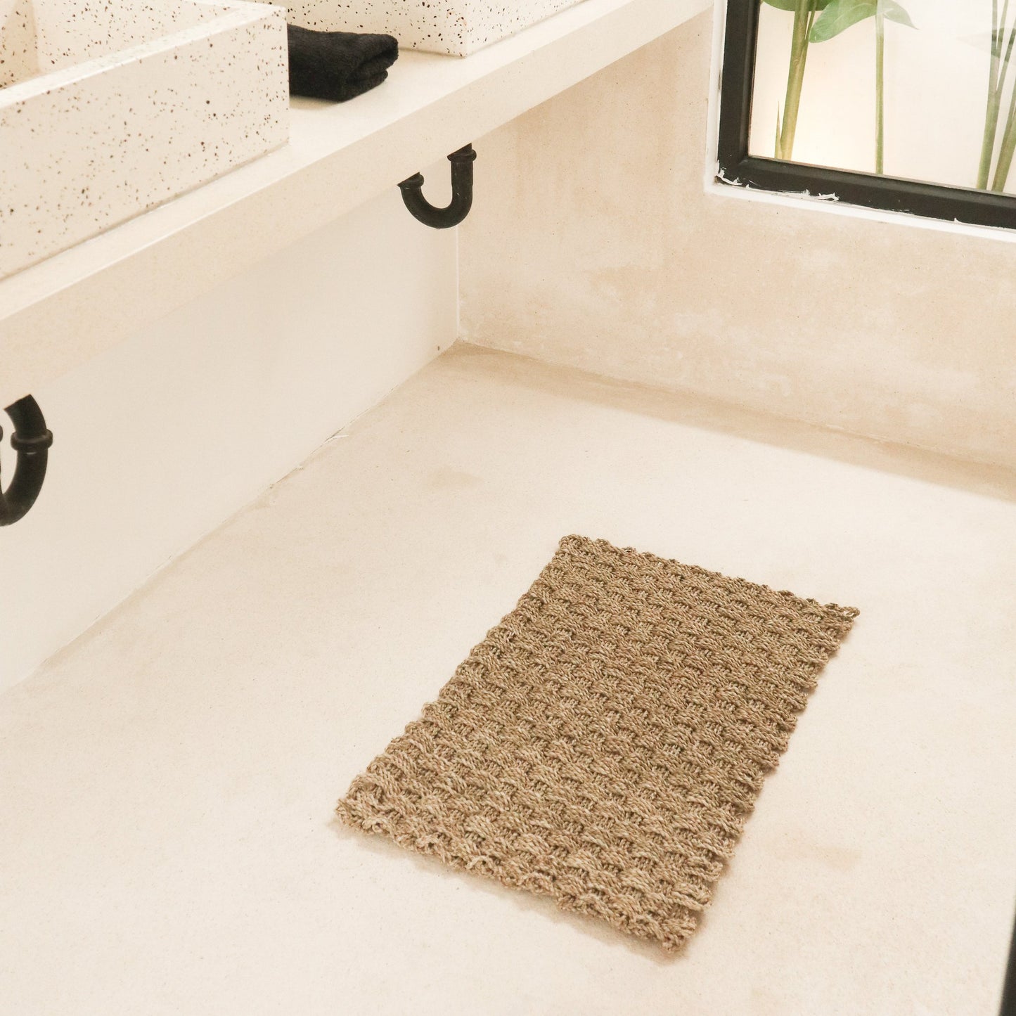 Sfeerfoto Geweven vloerkleed Nirama badkamer