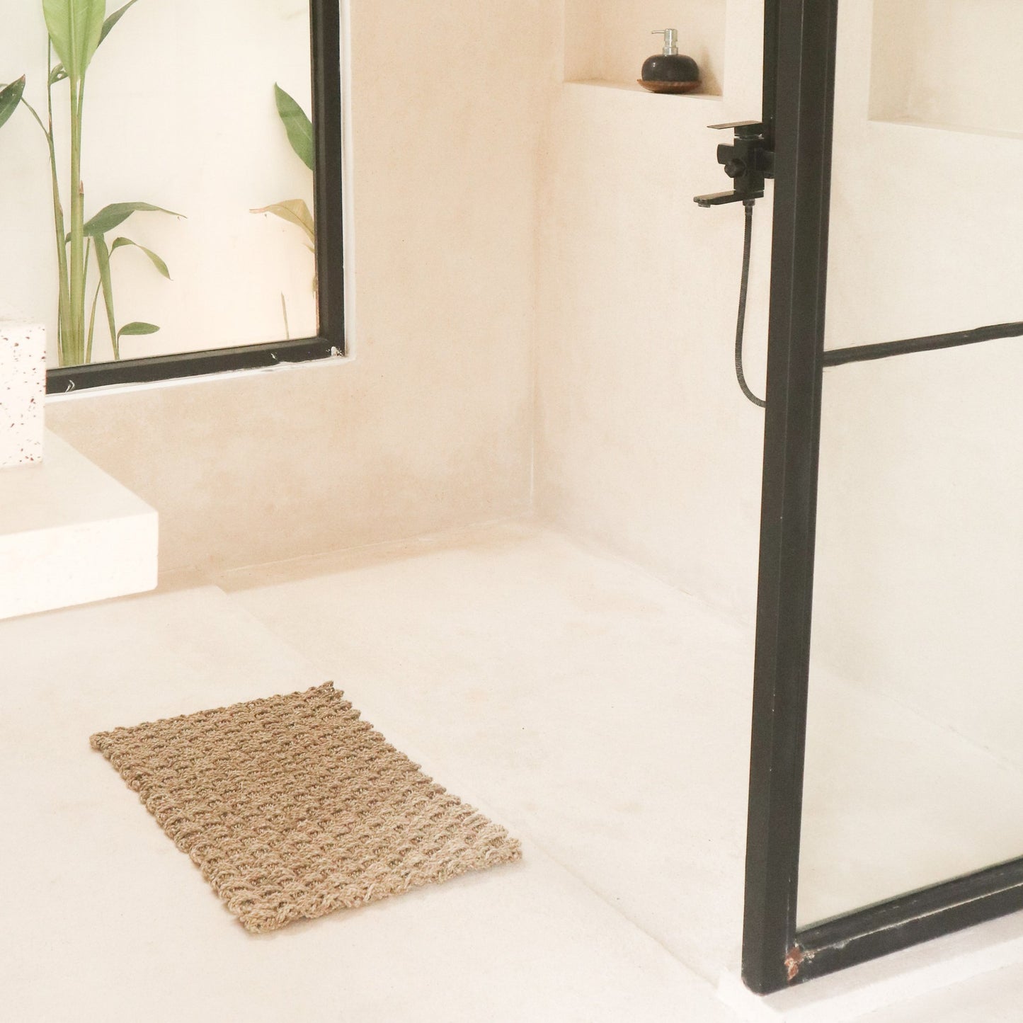 Sfeerfoto Geweven vloerkleed Nirama badkamer