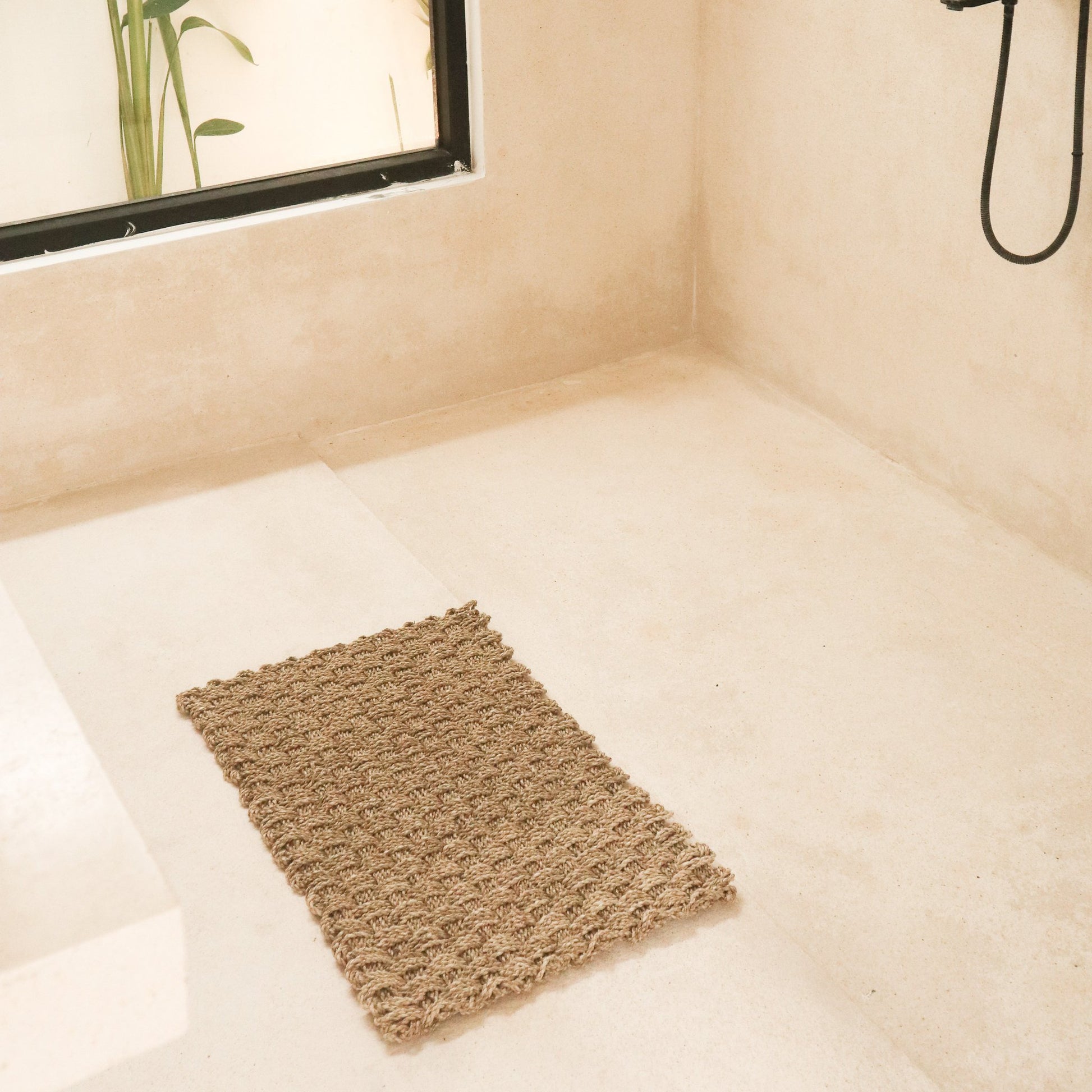 Sfeerfoto Geweven vloerkleed Nirama badkamer closeup