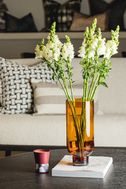 Sfeerfoto Omaha oranje vaas 2 met witte bloemen