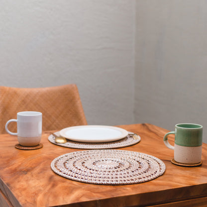 Sfeerfoto Rotan placemat Iluh op tafel