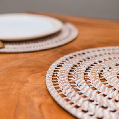 Sfeerfoto Rotan placemat Iluh op tafel closeup detail