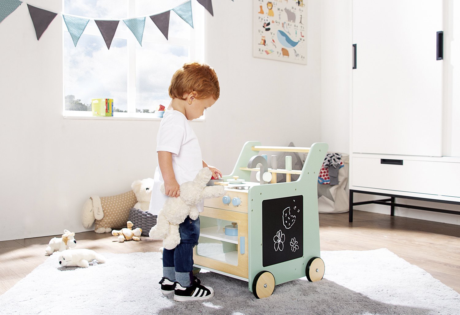 Sfeerfoto Speelkeuken Kalle, jongetje speelt met de keuken