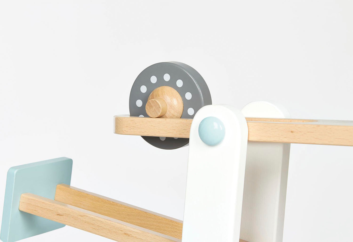 Sfeerfoto beukenhouten knikkerbaan Kuno closeup detail