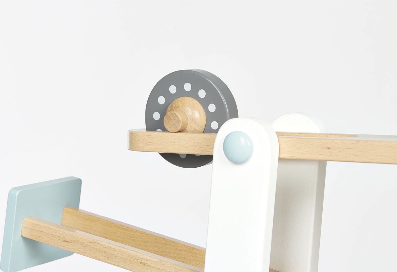 Sfeerfoto beukenhouten knikkerbaan Kuno closeup detail