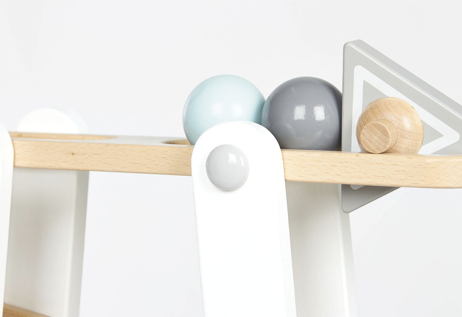 Sfeerfoto beukenhouten knikkerbaan Kuno closeup detail