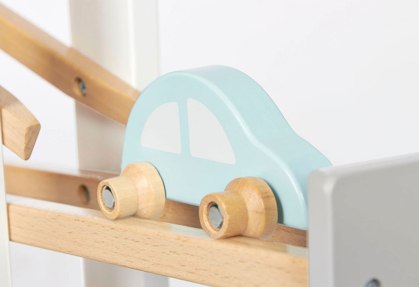 Sfeerfoto beukenhouten knikkerbaan Kuno closeup detail