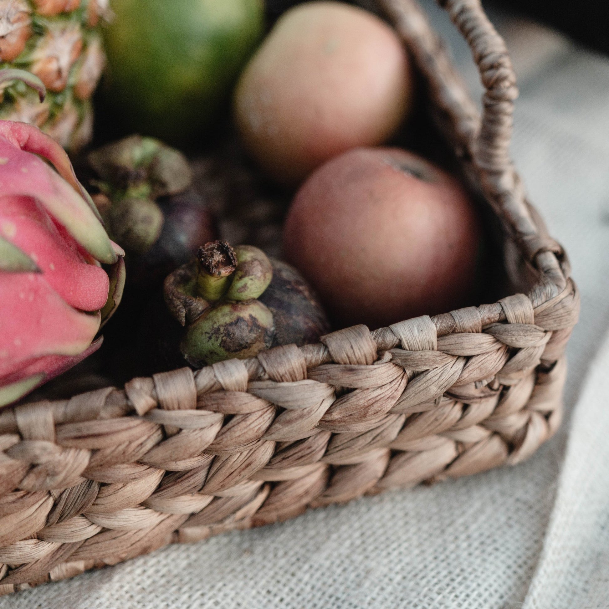 Sfeerfoto closeup Besakih waterhyacinten dienblad met fruit en groenten