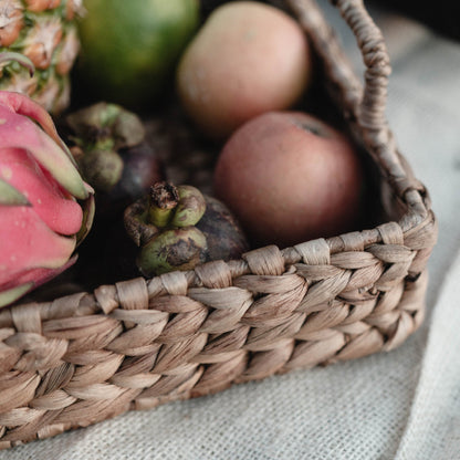 Sfeerfoto closeup Besakih waterhyacinten dienblad met fruit en groenten