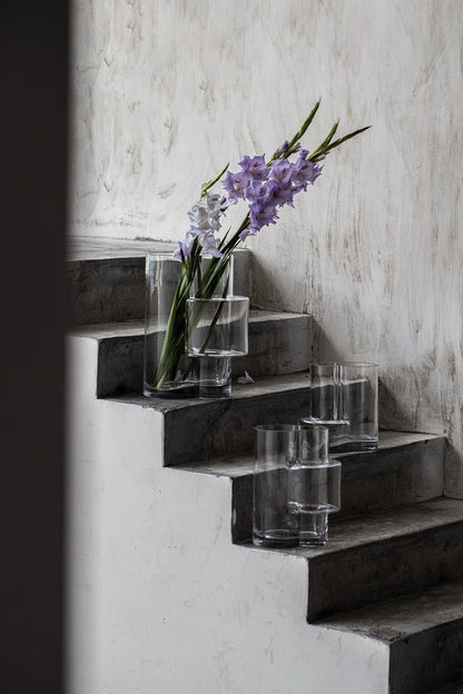 Sfeerfoto geometrische transparante glazen vazen met bloemen