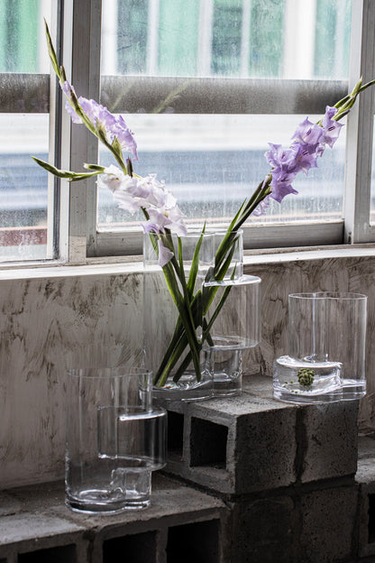 Sfeerfoto geometrische transparante glazen vazen met bloemen