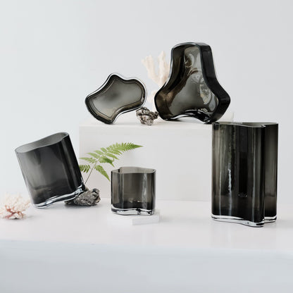 Sfeerfoto geometrische zwarte glazen schaal met andere schalen en vazen