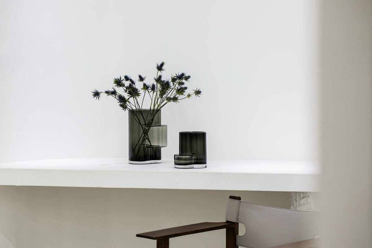 Sfeerfoto geometrische zwarte glazen vazen Fusio met bloemen