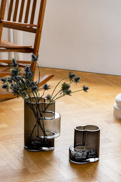 Sfeerfoto geometrische zwarte glazen vazen Fusio met bloemen
