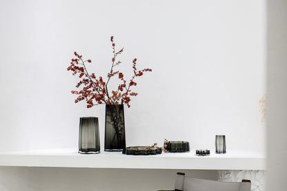 Sfeerfoto geometrische zwarte glazen vazen Lenox met bloemen