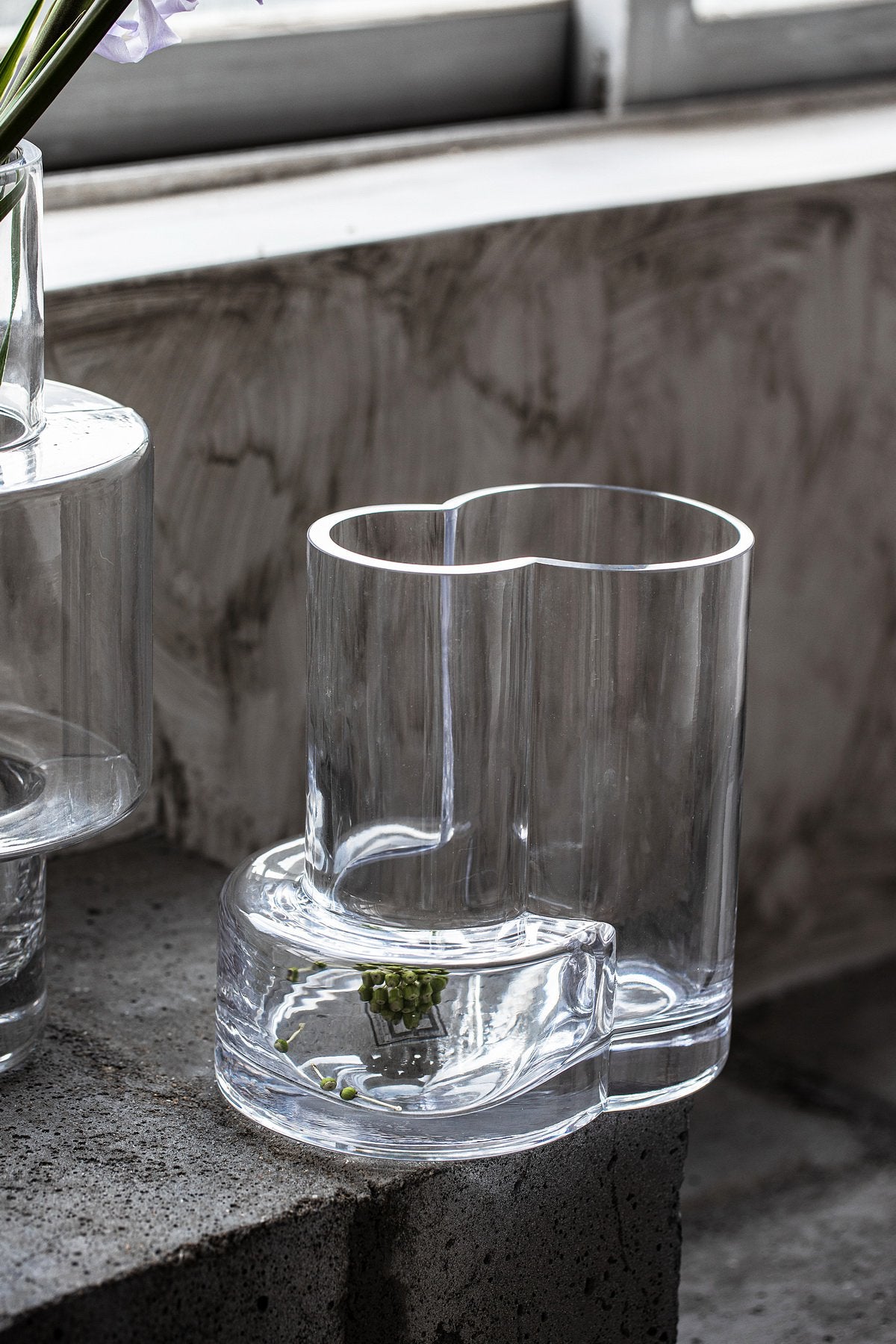 Sfeerfoto grote geometrische transparante glazen vaas Fusio