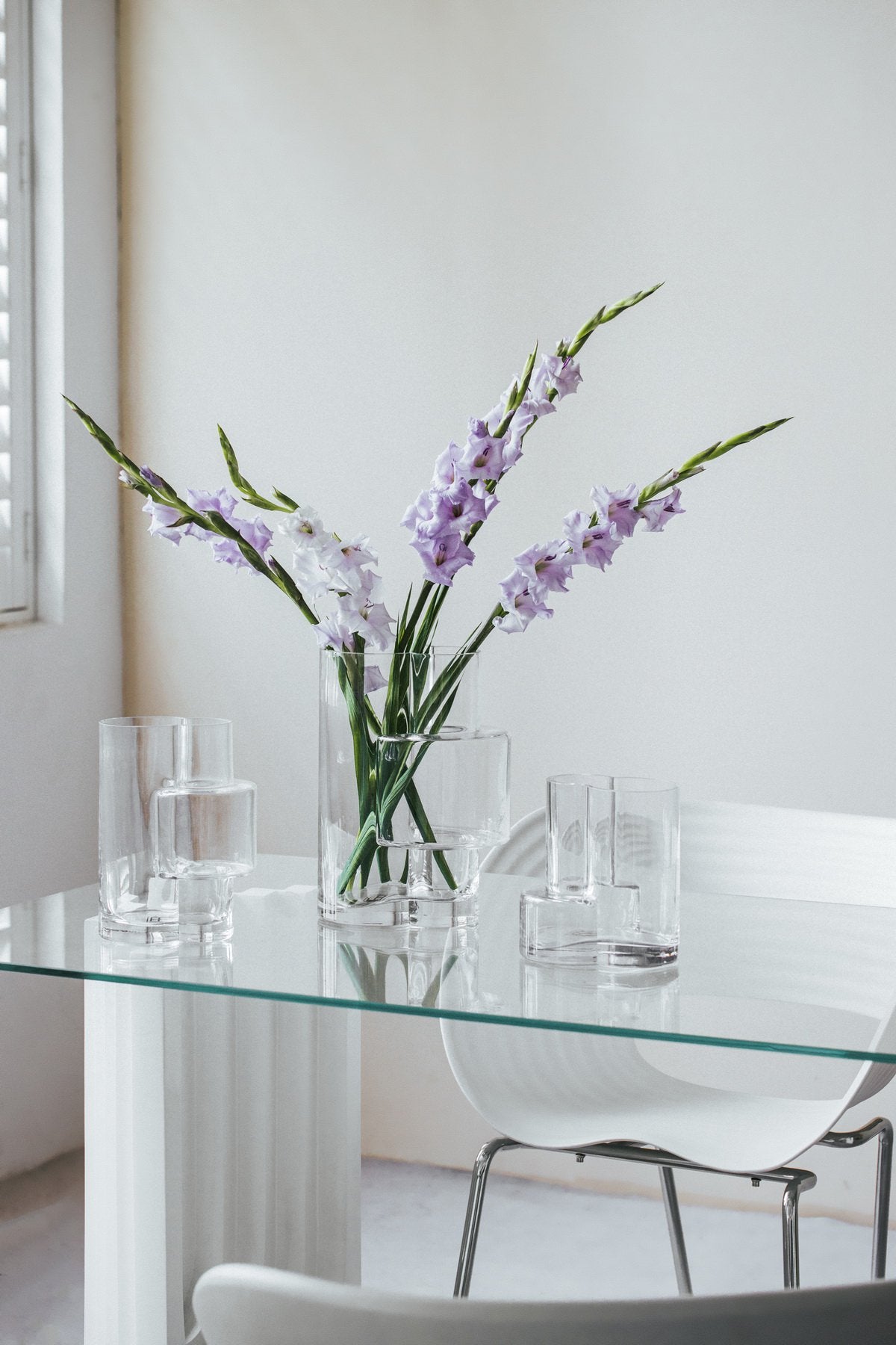 Sfeerfoto grote geometrische transparante glazen vaas Fusio met bloemen