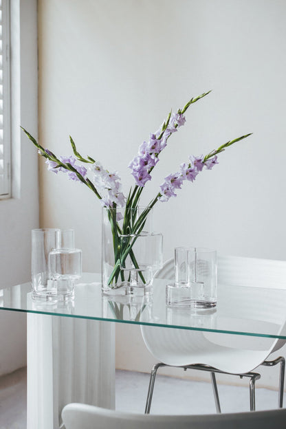 Sfeerfoto grote geometrische transparante glazen vaas Fusio met bloemen