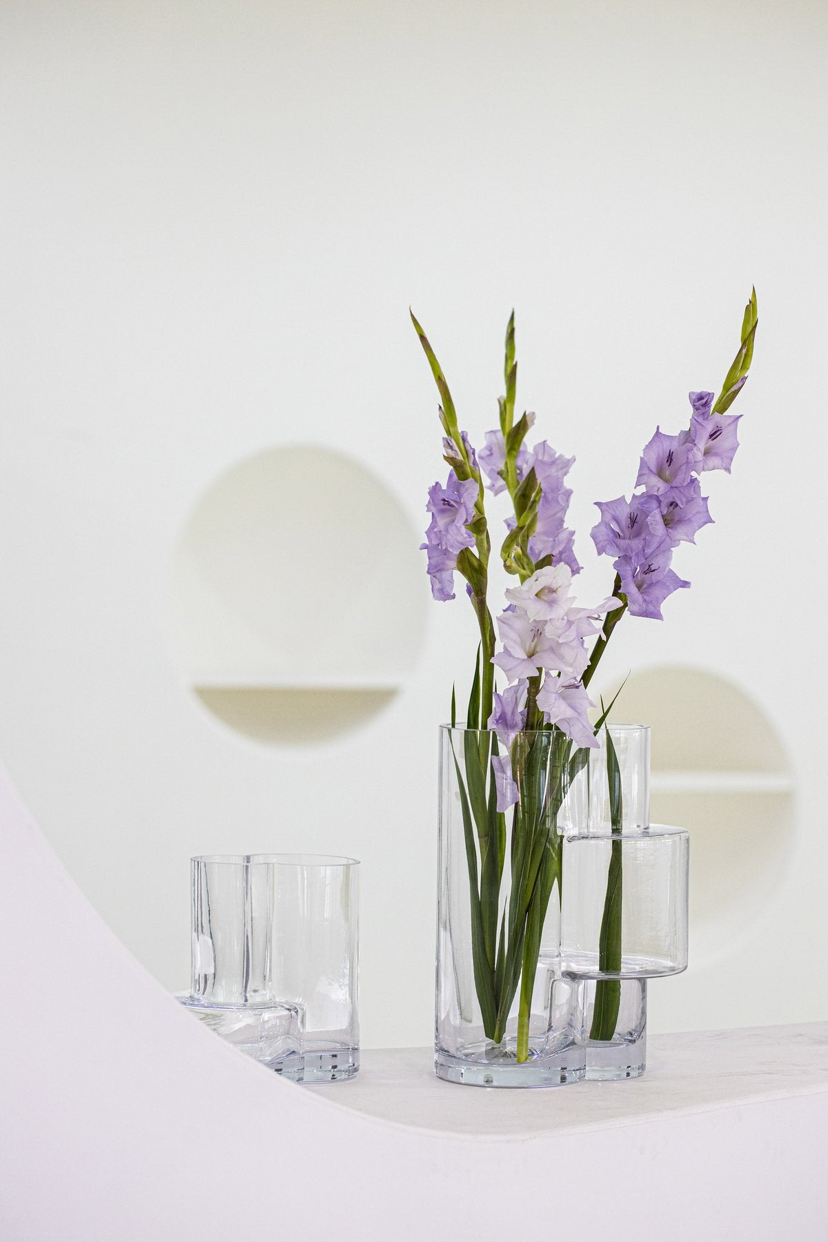 Sfeerfoto grote geometrische transparante glazen vaas Fusio met bloemen