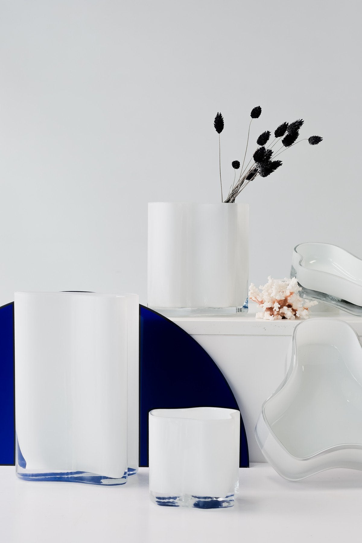 Sfeerfoto hoge witte glazen vazen en schalen