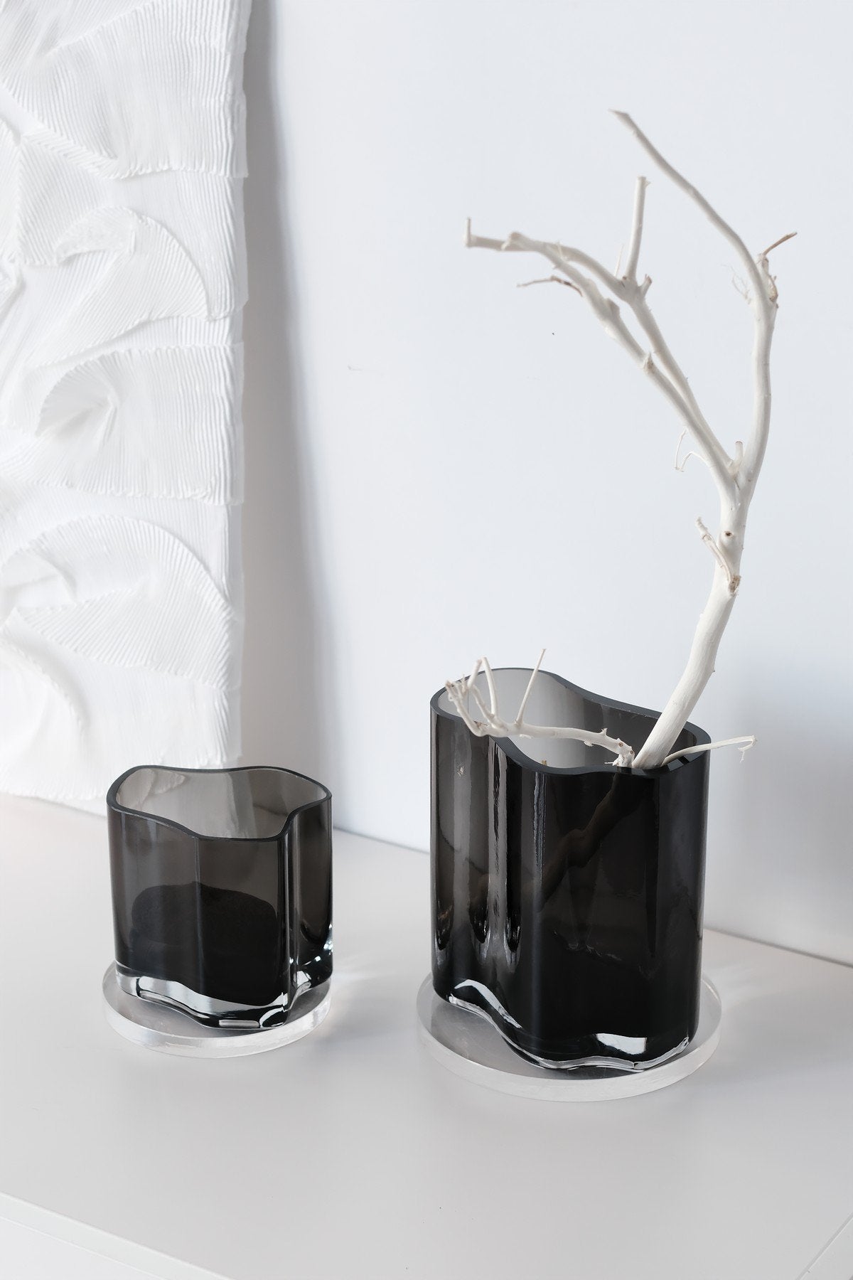 Sfeerfoto hoge zwarte glazen vaas en kleine vaas